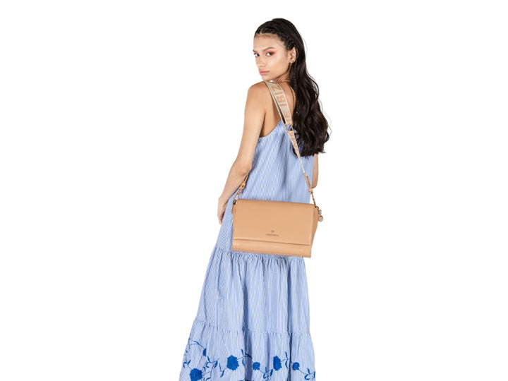 Bolso de hombro rectangular color caramelo de la marca Jaime Ibiza con acabado liso y diseño elegante.