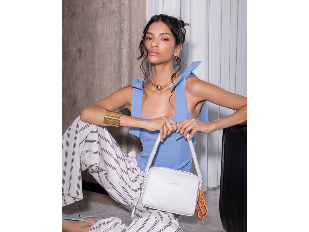 Bolsa blanca de Jaime Ibiza con asa trenzada y diseño rectangular.