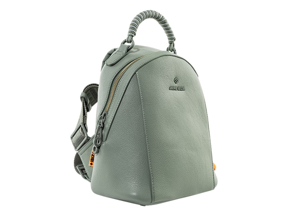 Mochila verde de Jaime Ibiza con asa superior y un accesorio colgante de color naranja.
