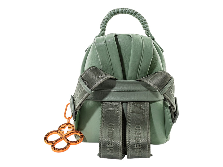 Mochila verde de Jaime Ibiza con asa superior y un accesorio colgante de color naranja.