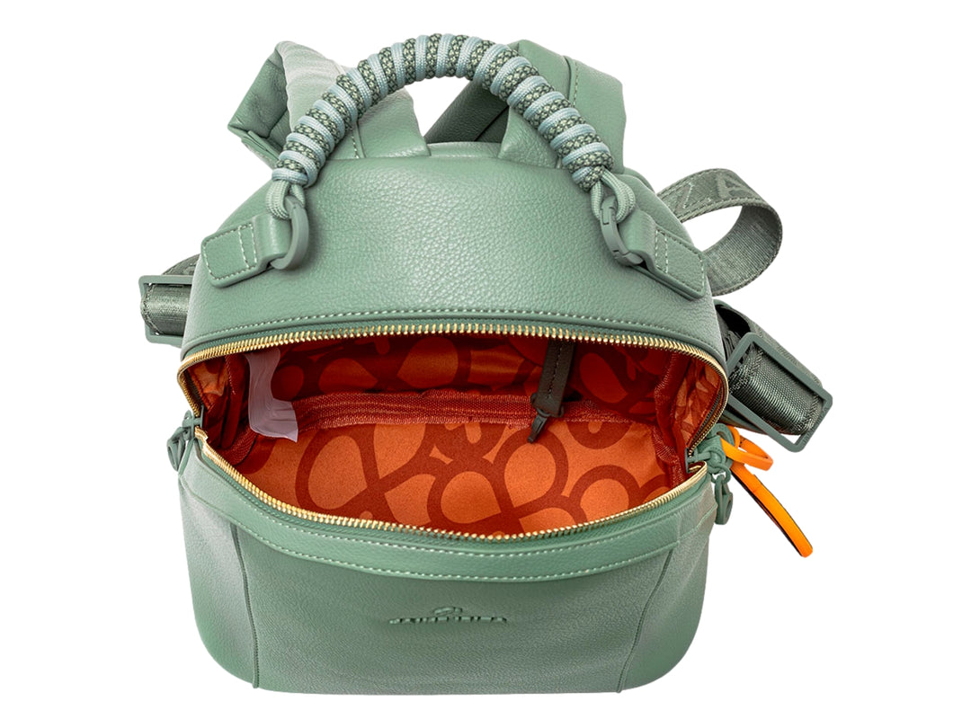 Mochila verde de Jaime Ibiza con asa superior y un accesorio colgante de color naranja.