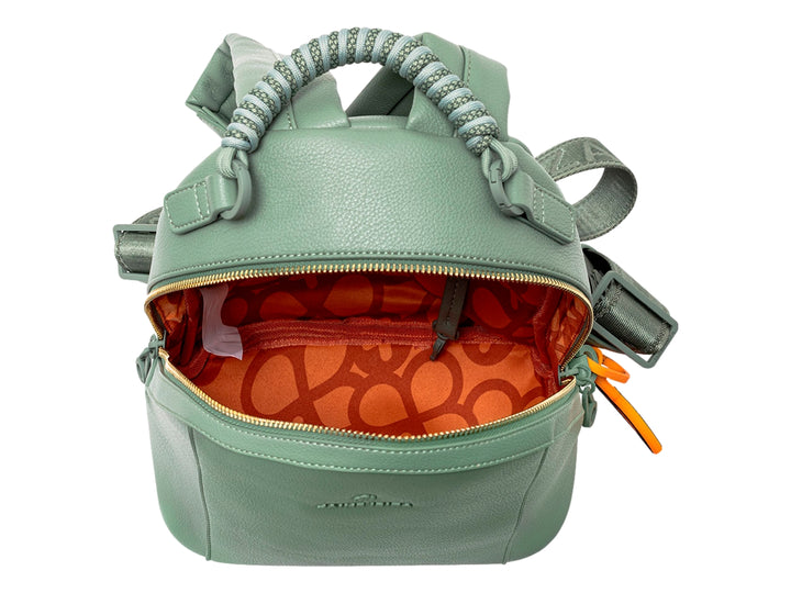 Mochila verde de Jaime Ibiza con asa superior y un accesorio colgante de color naranja.