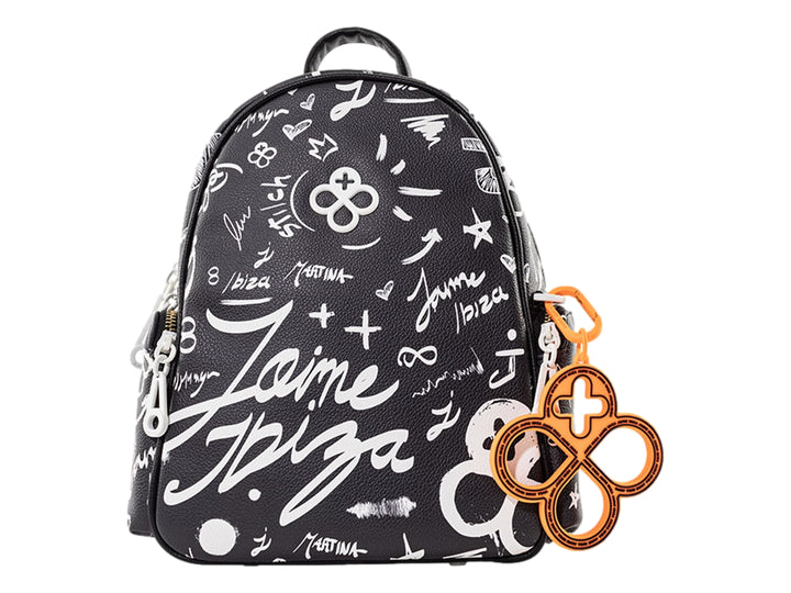 Mochila negra de Jaime Ibiza con estampado de letras blancas y un accesorio colgante circular color naranja.