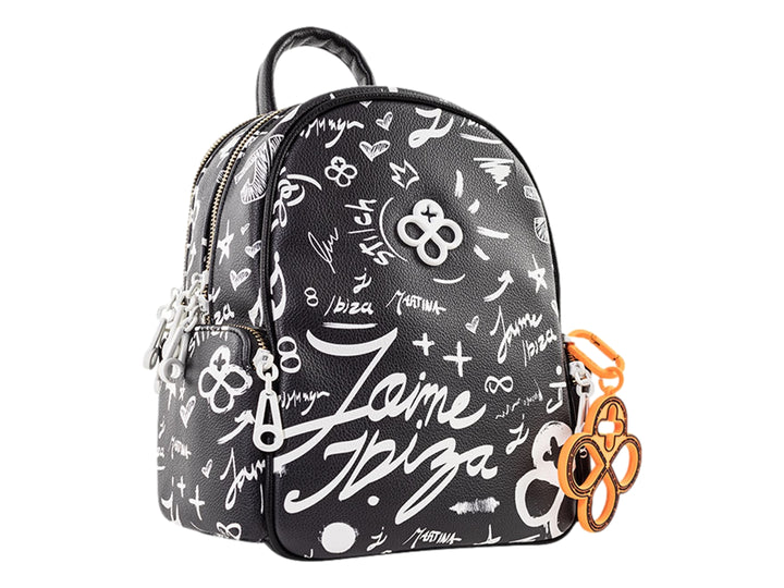 Mochila negra de Jaime Ibiza con estampado de letras blancas y un accesorio colgante circular color naranja.