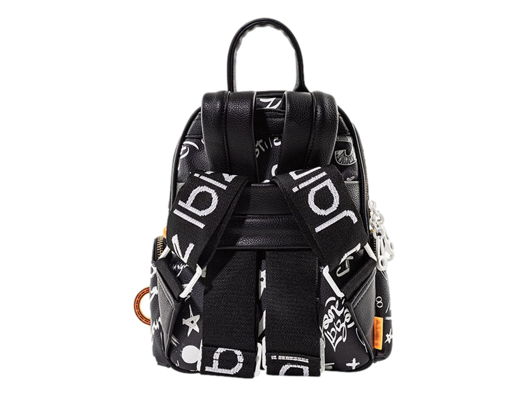 Mochila negra de Jaime Ibiza con estampado de letras blancas y un accesorio colgante circular color naranja.