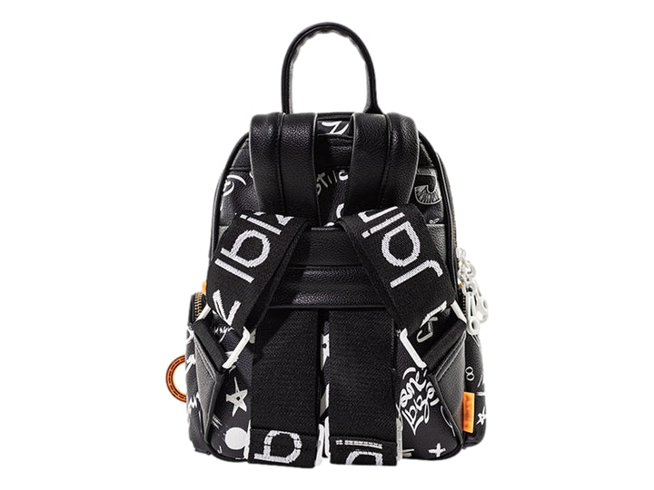 Mochila negra de Jaime Ibiza con estampado de letras blancas y un accesorio colgante circular color naranja.