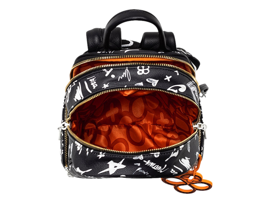 Mochila negra de Jaime Ibiza con estampado de letras blancas y un accesorio colgante circular color naranja.
