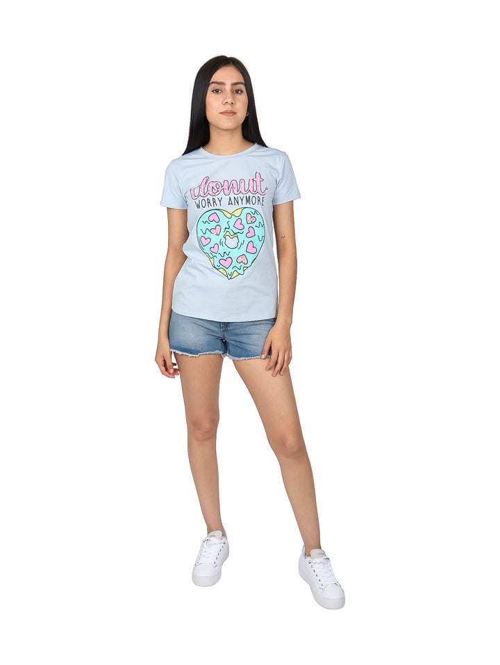 Mujer vistiendo shorts de mezclilla azul claro con acabado doble stone y bordes deshilachados.