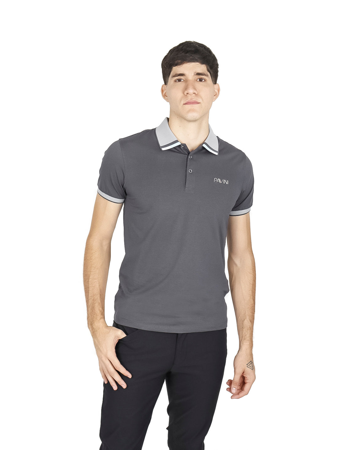 Hombre vistiendo playera polo color charcoal con detalles en gris claro en el cuello y los bordes de las mangas.