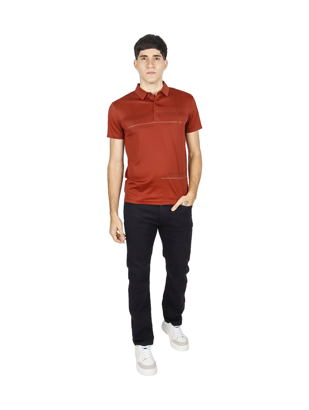 Hombre vistiendo una playera polo de color terracota y pantalones negros sobre fondo blanco.
