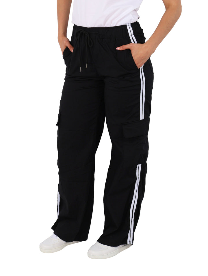 Pantalón cargo negro para mujer con franjas blancas laterales y cintura elástica.