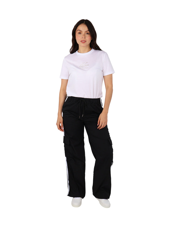 Pantalón cargo negro para mujer con franjas blancas laterales y cintura elástica.