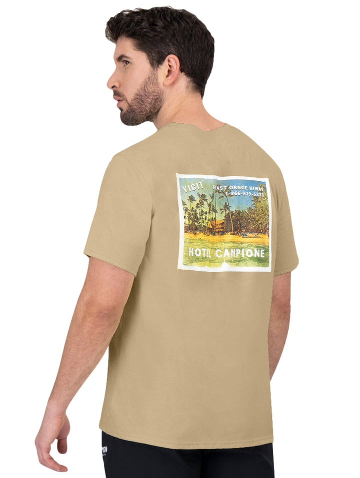 Camiseta de manga corta color khaki de la marca Champion con logotipo blanco en el pecho.