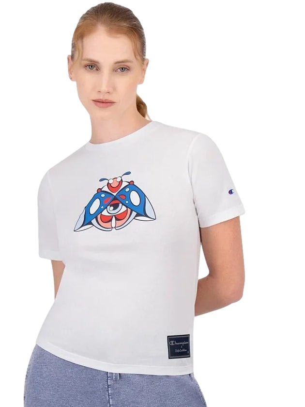Camiseta blanca de manga corta con un diseño gráfico de catarina en el centro del pecho.