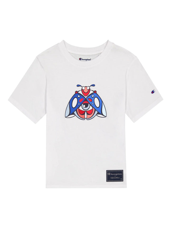 Camiseta blanca de manga corta con un diseño gráfico de catarina en el centro del pecho.