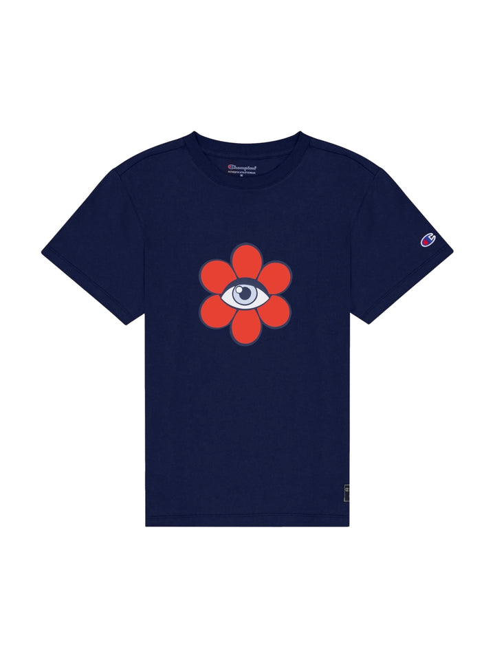 Mujer vistiendo playera Champion azul marino con un diseño de flor roja en el pecho.