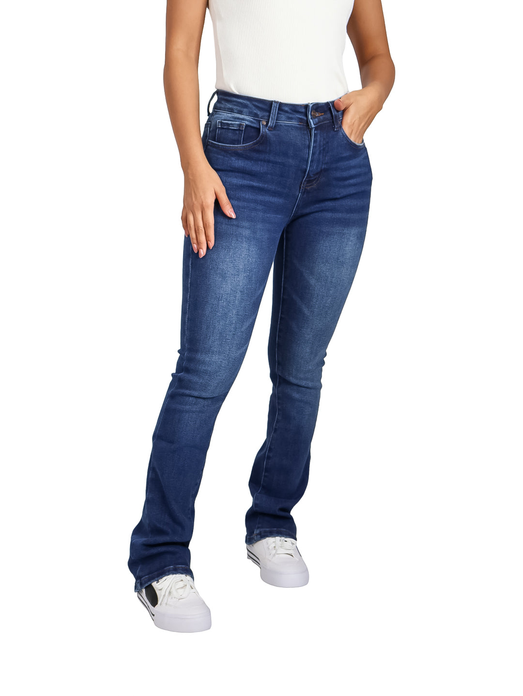 Mujer vistiendo pantalones KAHUA JEANS modelo KA274 en color azul stone con corte flare y calzado blanco.