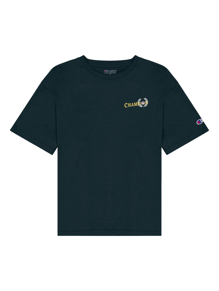 Mujer vistiendo una camiseta deportiva de color verde oscuro con logotipo de Champion en el pecho y manga.