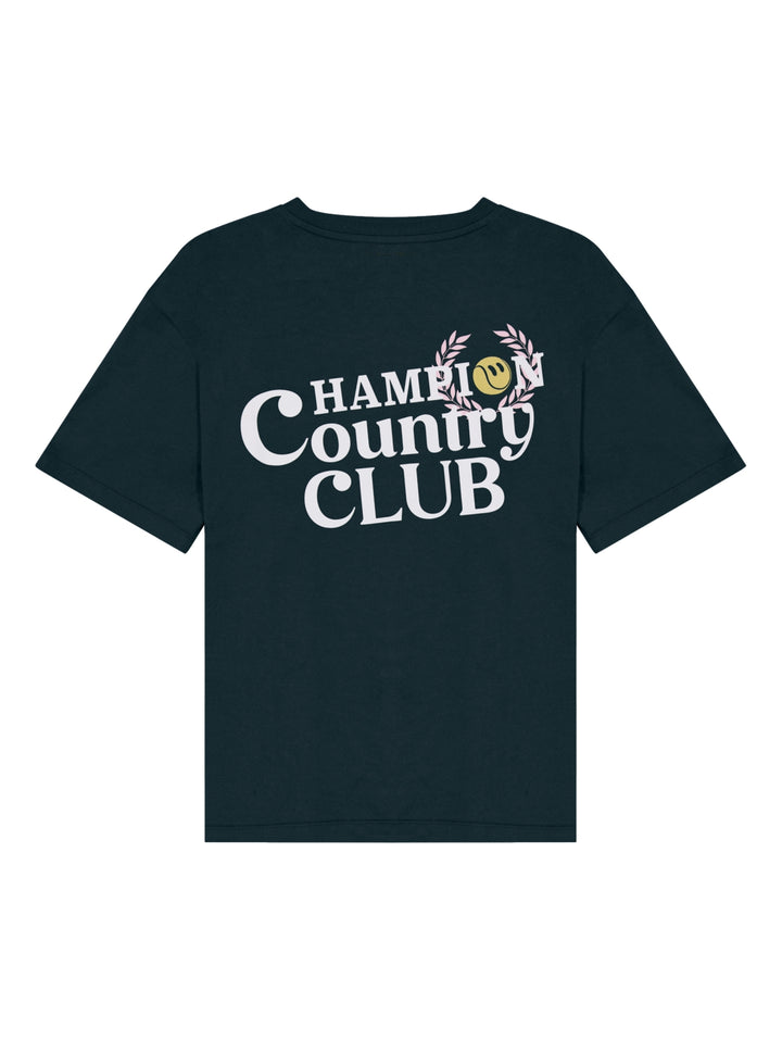 Mujer vistiendo una camiseta deportiva de color verde oscuro con logotipo de Champion en el pecho y manga.