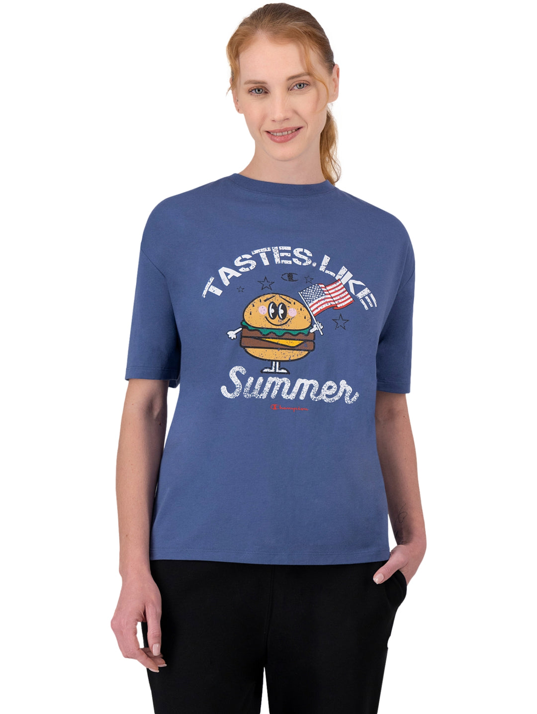 Mujer vistiendo camiseta azul con estampado de hamburguesa y la frase Tastes Like Summer.