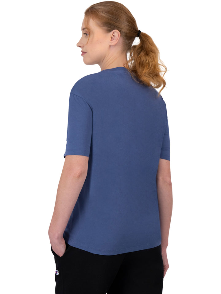 Mujer vistiendo camiseta azul con estampado de hamburguesa y la frase Tastes Like Summer.