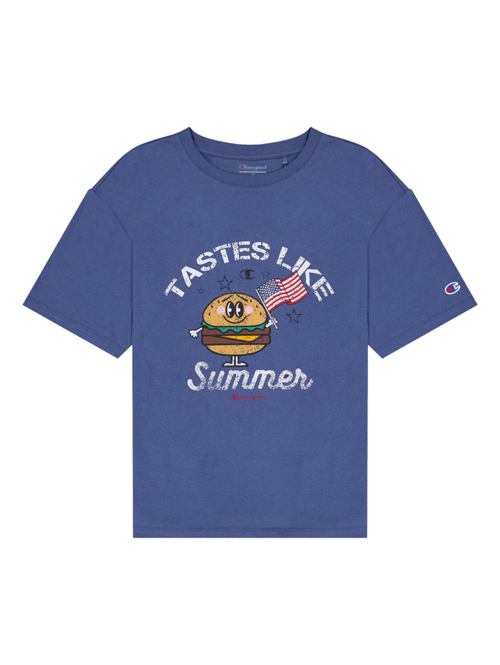 Mujer vistiendo camiseta azul con estampado de hamburguesa y la frase Tastes Like Summer.