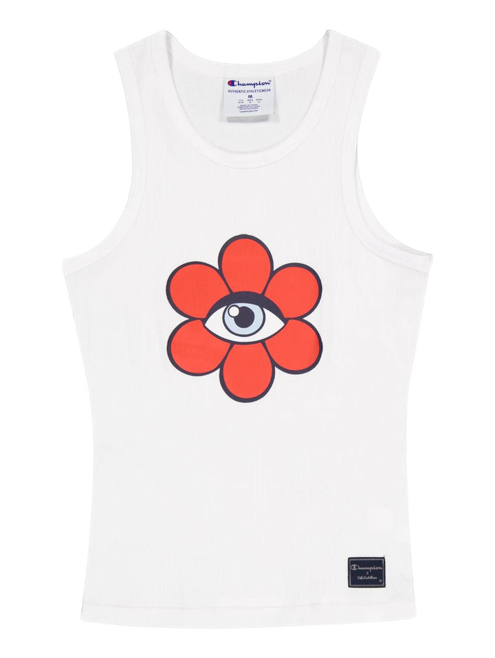 Camiseta blanca sin mangas de Champion con un diseño de flor roja y un ojo en el centro.