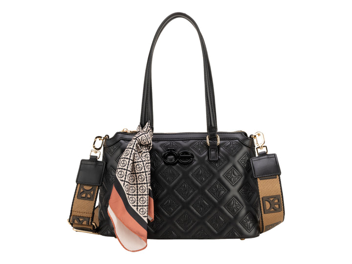 Bolso negro Cloe con diseño acolchado, detalles dorados, correa beige y pañuelo decorativo.