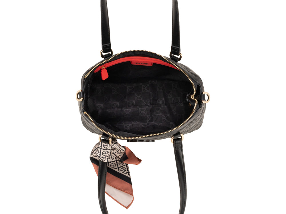 Bolso negro Cloe con diseño acolchado, detalles dorados, correa beige y pañuelo decorativo.