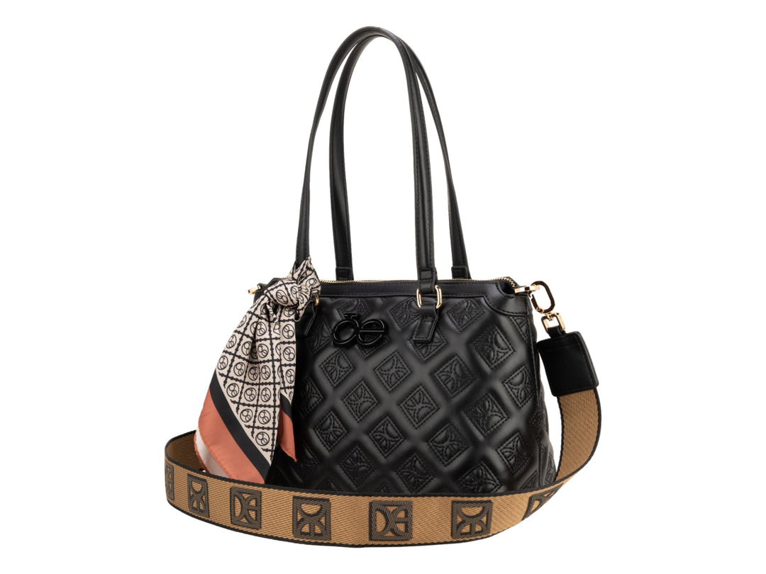 Bolso negro Cloe con diseño acolchado, detalles dorados, correa beige y pañuelo decorativo.