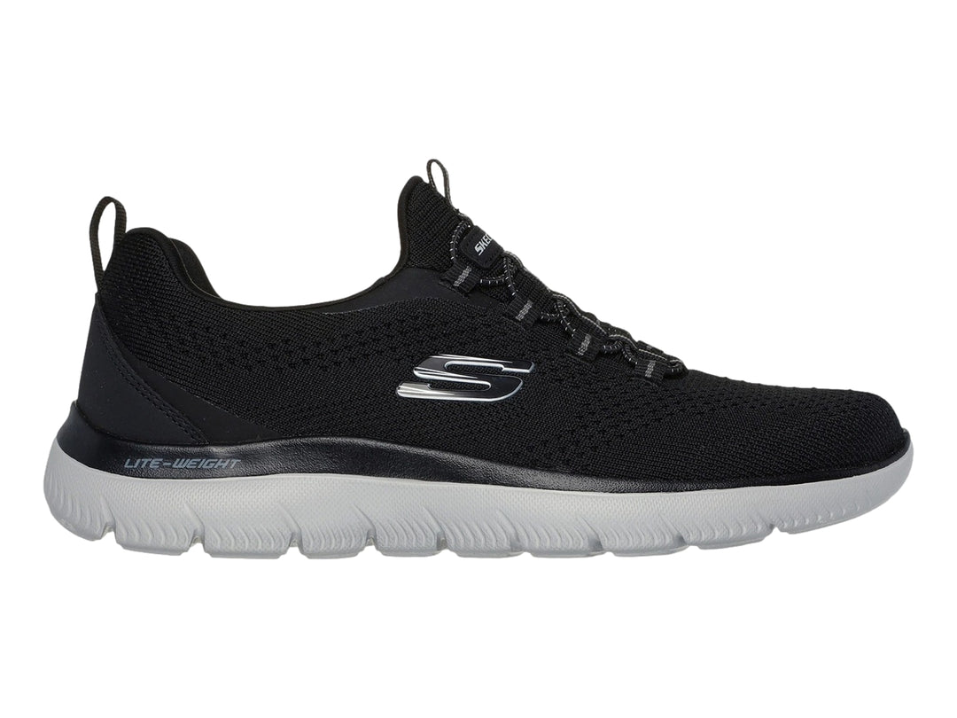 Tenis deportivos Skechers color negro con suela gris y tejido de malla transpirable.