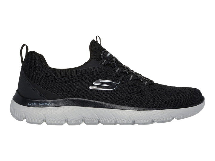 Tenis deportivos Skechers color negro con suela gris y tejido de malla transpirable.