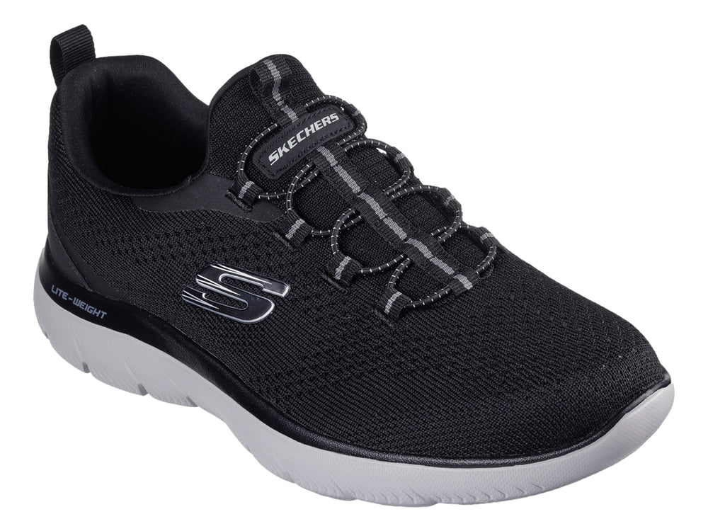 Tenis deportivos Skechers color negro con suela gris y tejido de malla transpirable.
