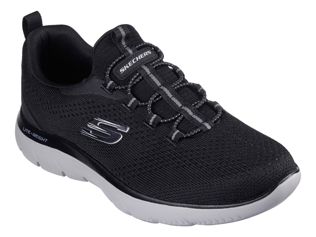 Tenis deportivos Skechers color negro con suela gris y tejido de malla transpirable.