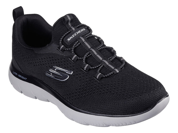 Tenis deportivos Skechers color negro con suela gris y tejido de malla transpirable.