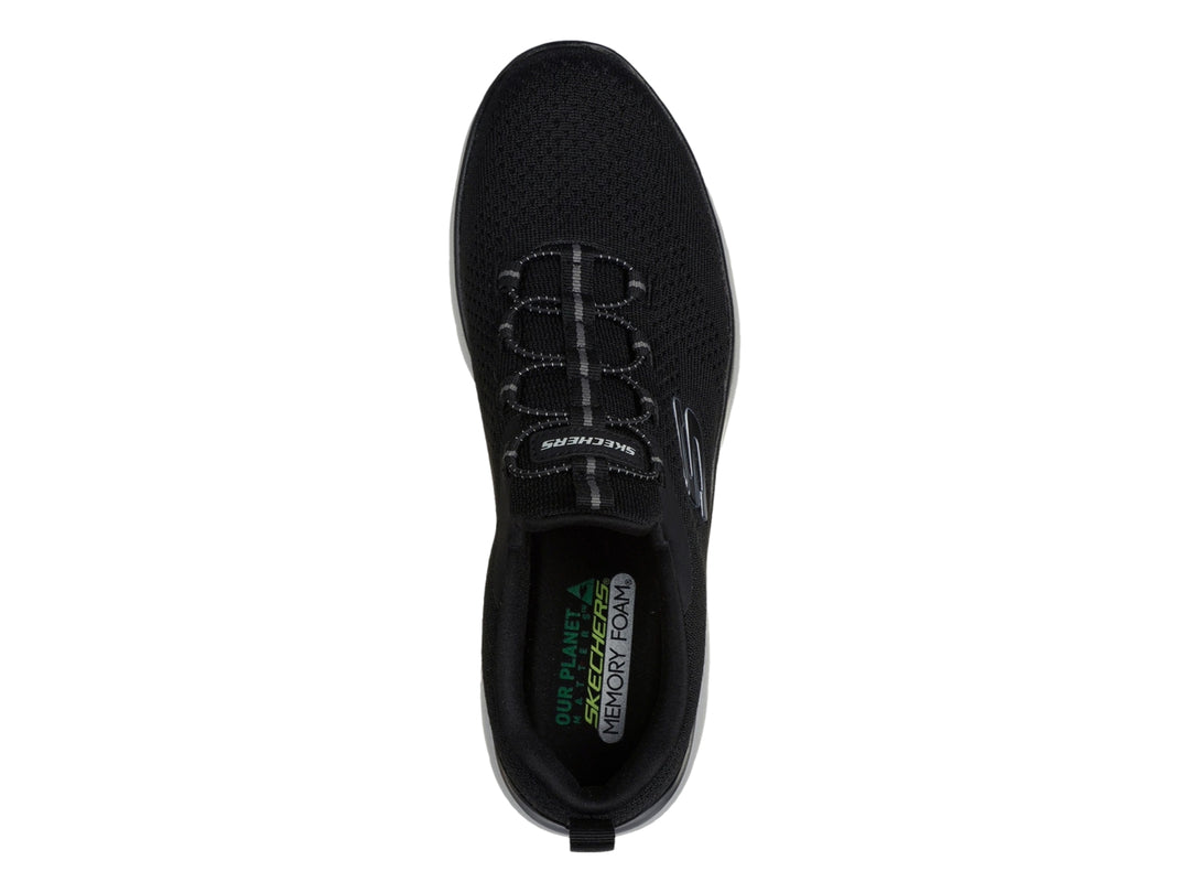 Tenis deportivos Skechers color negro con suela gris y tejido de malla transpirable.