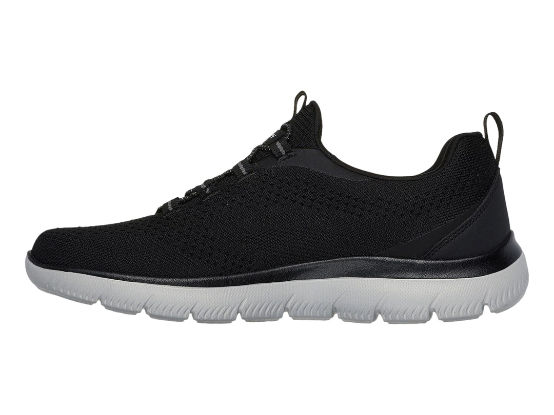 Tenis deportivos Skechers color negro con suela gris y tejido de malla transpirable.