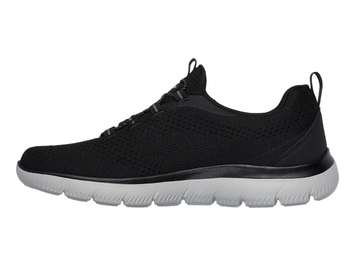 Tenis deportivos Skechers color negro con suela gris y tejido de malla transpirable.