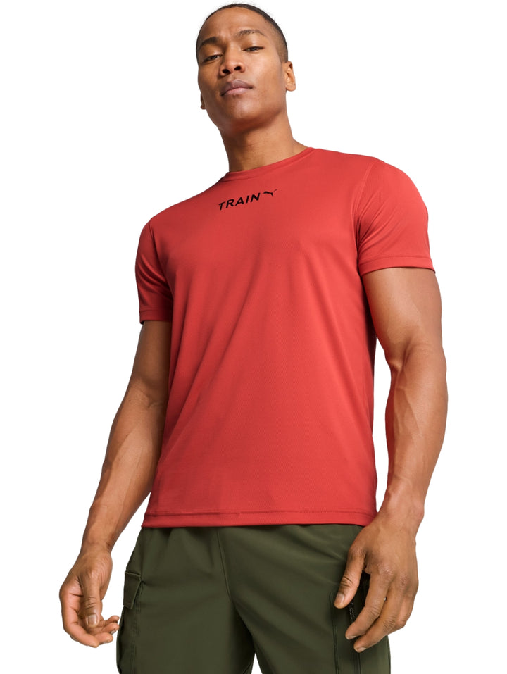 Hombre vistiendo una camiseta deportiva PUMA de color rojo fuego con logo &