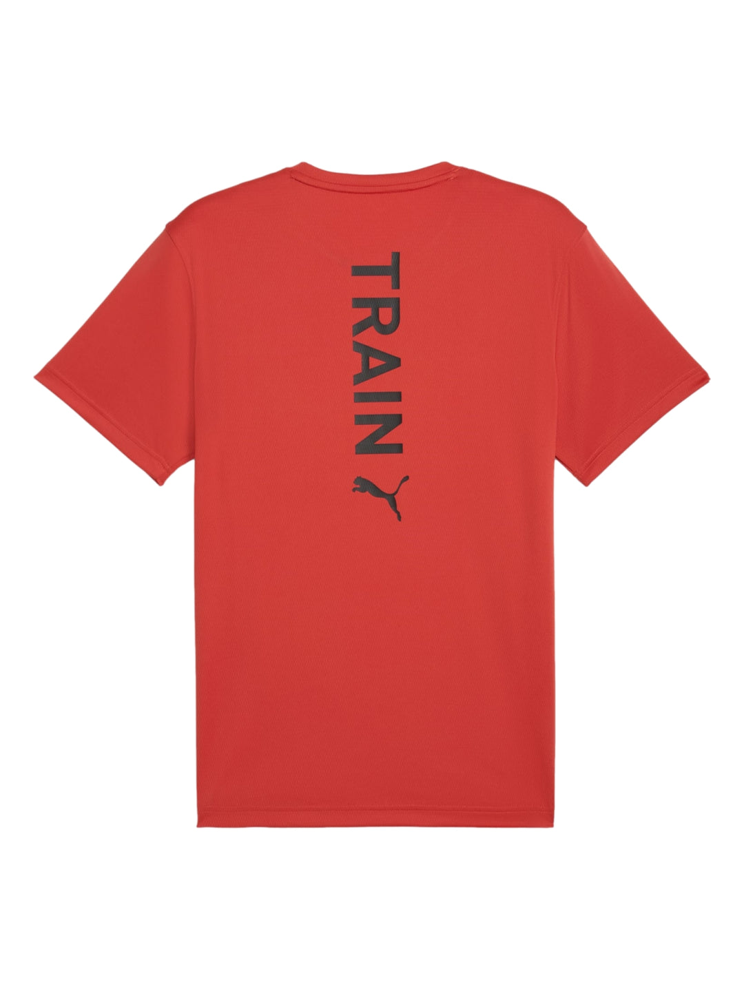 Hombre vistiendo una camiseta deportiva PUMA de color rojo fuego con logo &