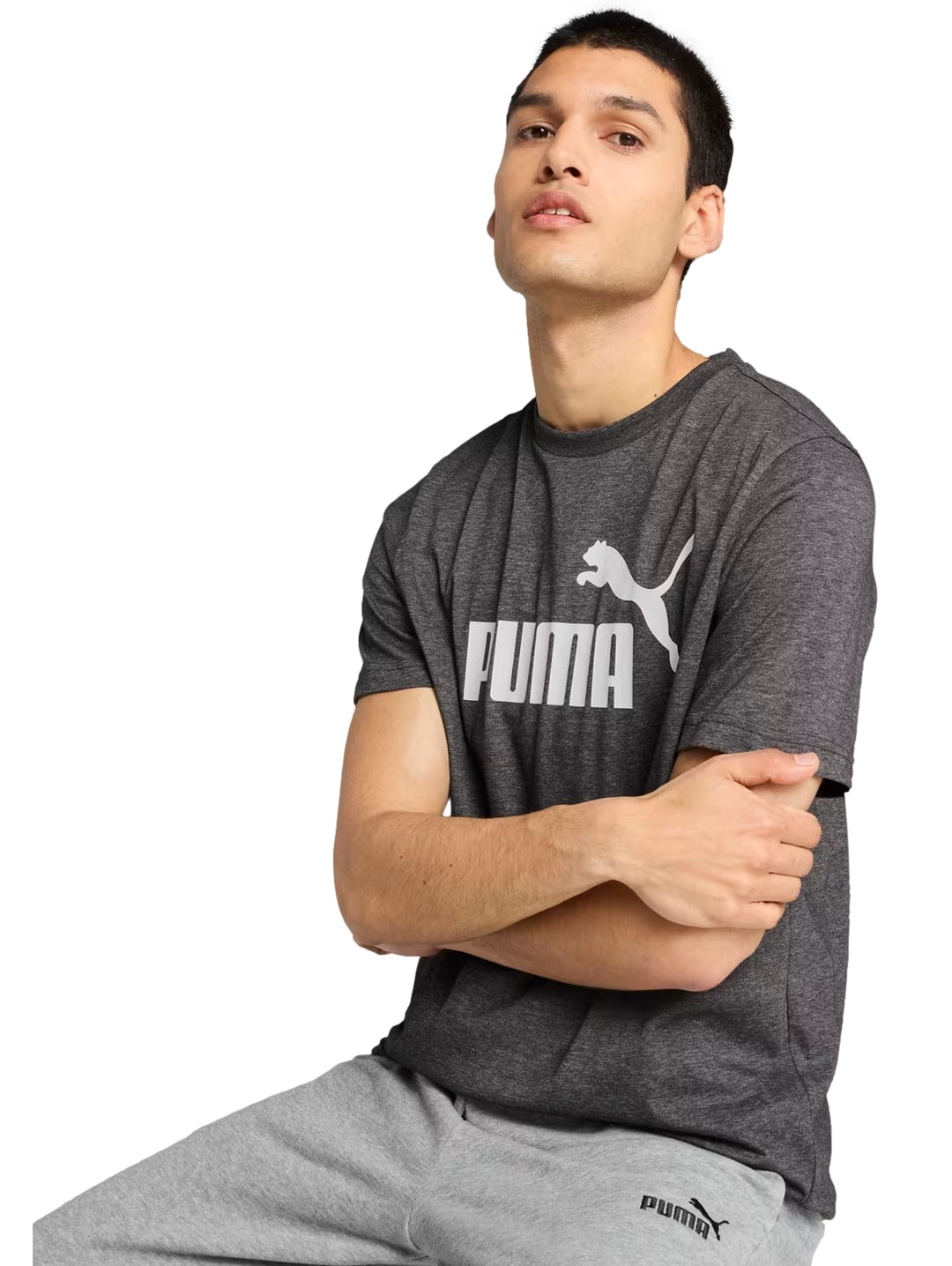 Hombre vistiendo camiseta PUMA negra jaspeada con logotipo blanco en el pecho.
