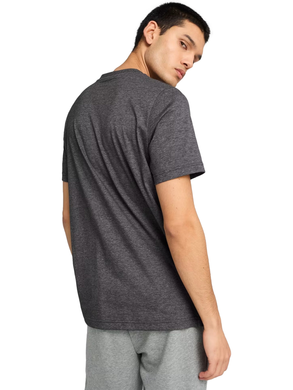 Hombre vistiendo camiseta PUMA negra jaspeada con logotipo blanco en el pecho.
