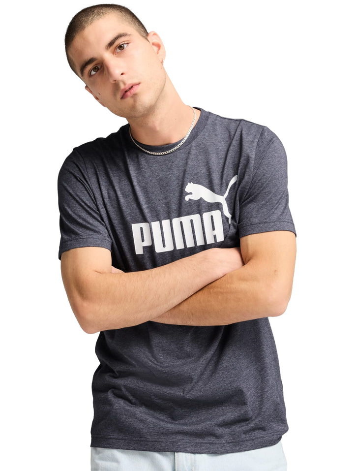Hombre vistiendo playera PUMA color azul marino con logotipo blanco en el pecho.