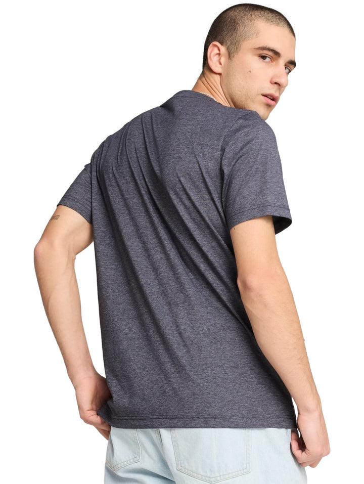 Hombre vistiendo playera PUMA color azul marino con logotipo blanco en el pecho.