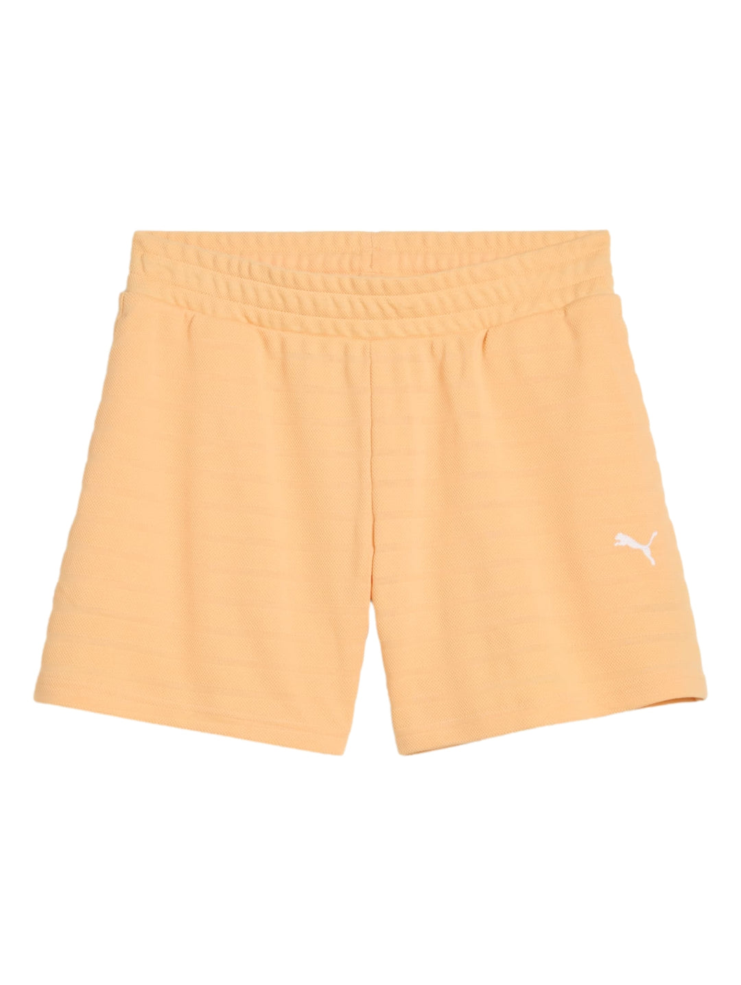 Mujer vistiendo shorts deportivos PUMA color albaricoque de talle alto, con calcetines blancos y tenis negros.