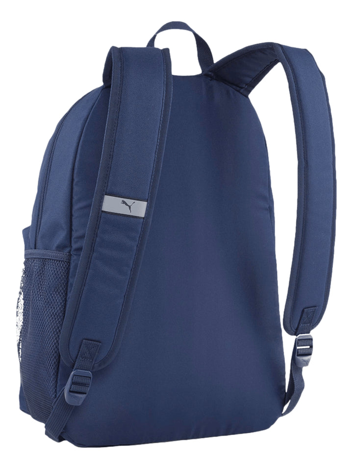 Mochila Puma Phase en color azul marino con logotipo blanco frontal y bolsillo exterior.