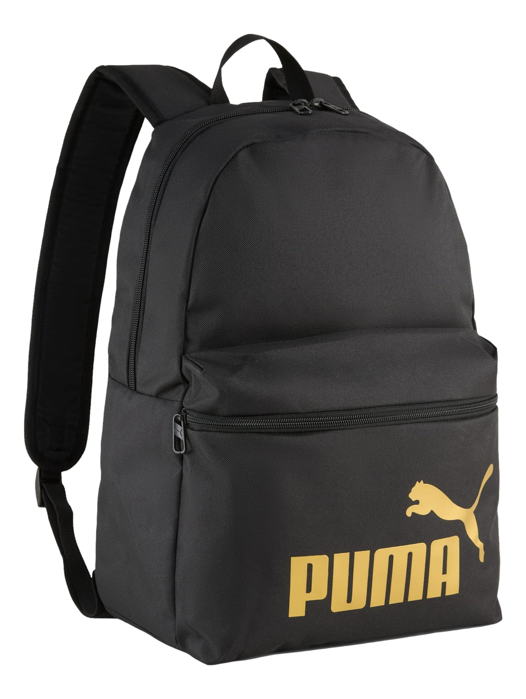 Mochila Puma Phase color negro con logotipo y letras en color dorado en el bolsillo frontal.