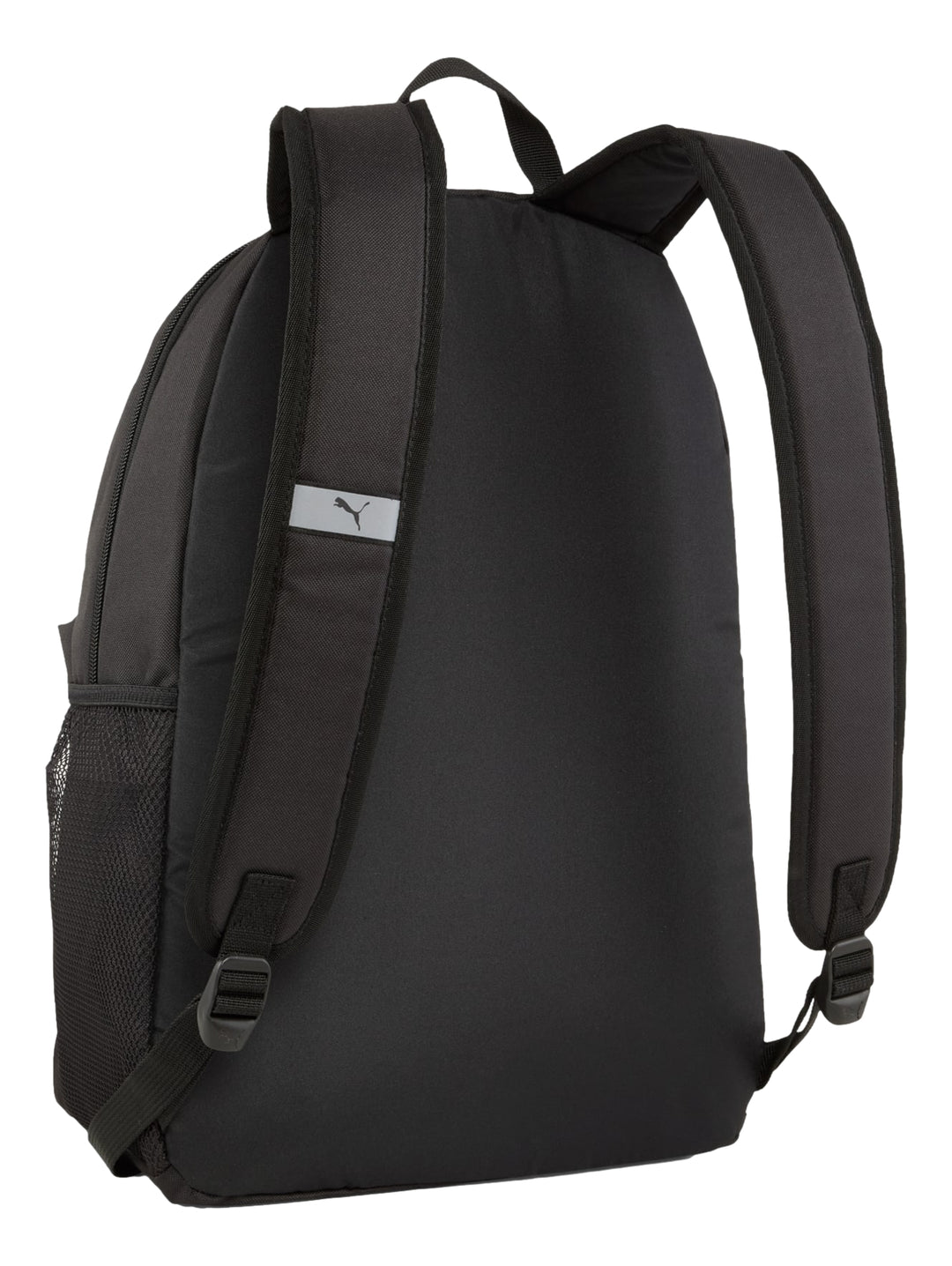 Mochila Puma Phase color negro con logotipo y letras en color dorado en el bolsillo frontal.