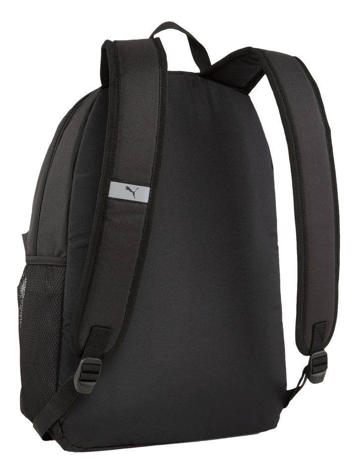 Mochila Puma Phase color negro con logotipo y letras en color dorado en el bolsillo frontal.