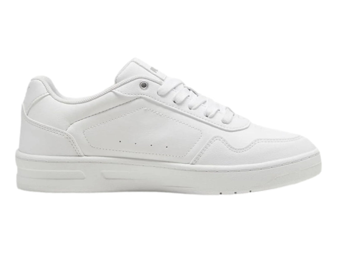 Tenis PUMA Court Classy en color blanco con detalles plateados, diseño casual de corte bajo y cordones.